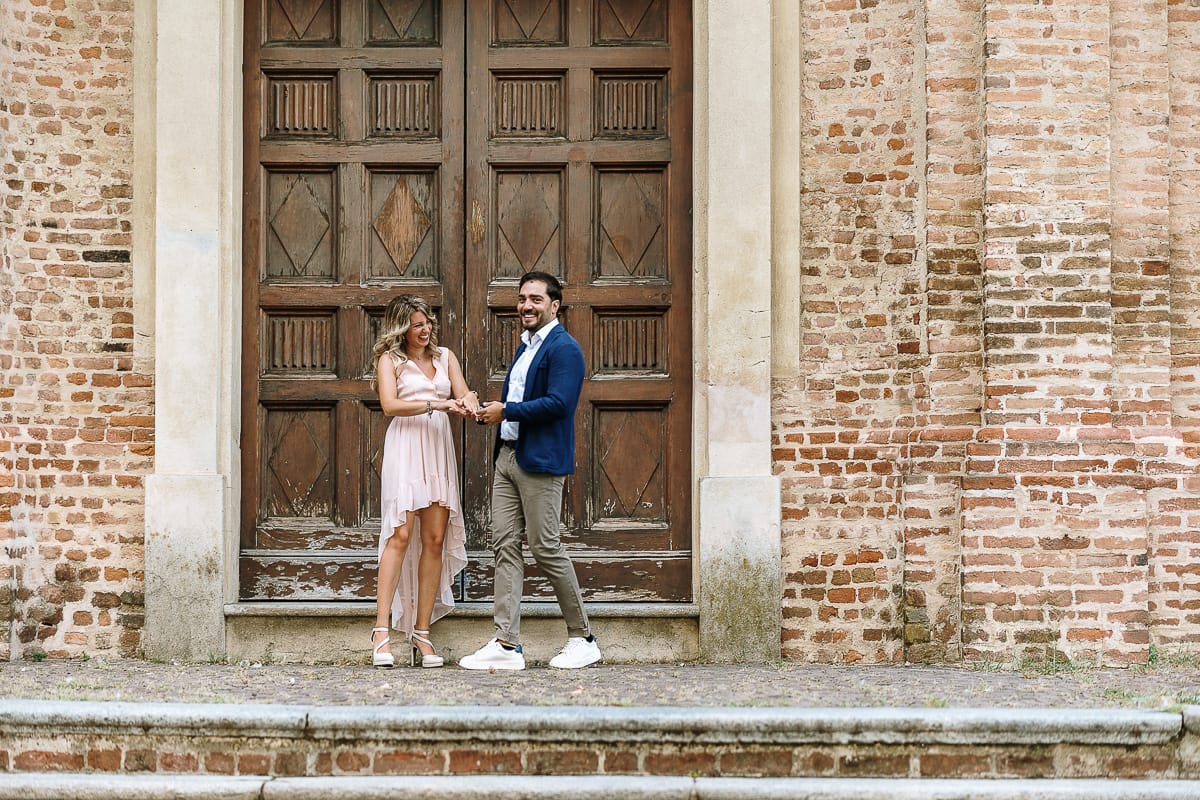 Pre-wedding a Chieri. Shary e Claudio nel piazzale della Chiesa di San Giorgio, il punto più alto e panoramico della città. Shary e Claudio davanti al portone della chiesa.