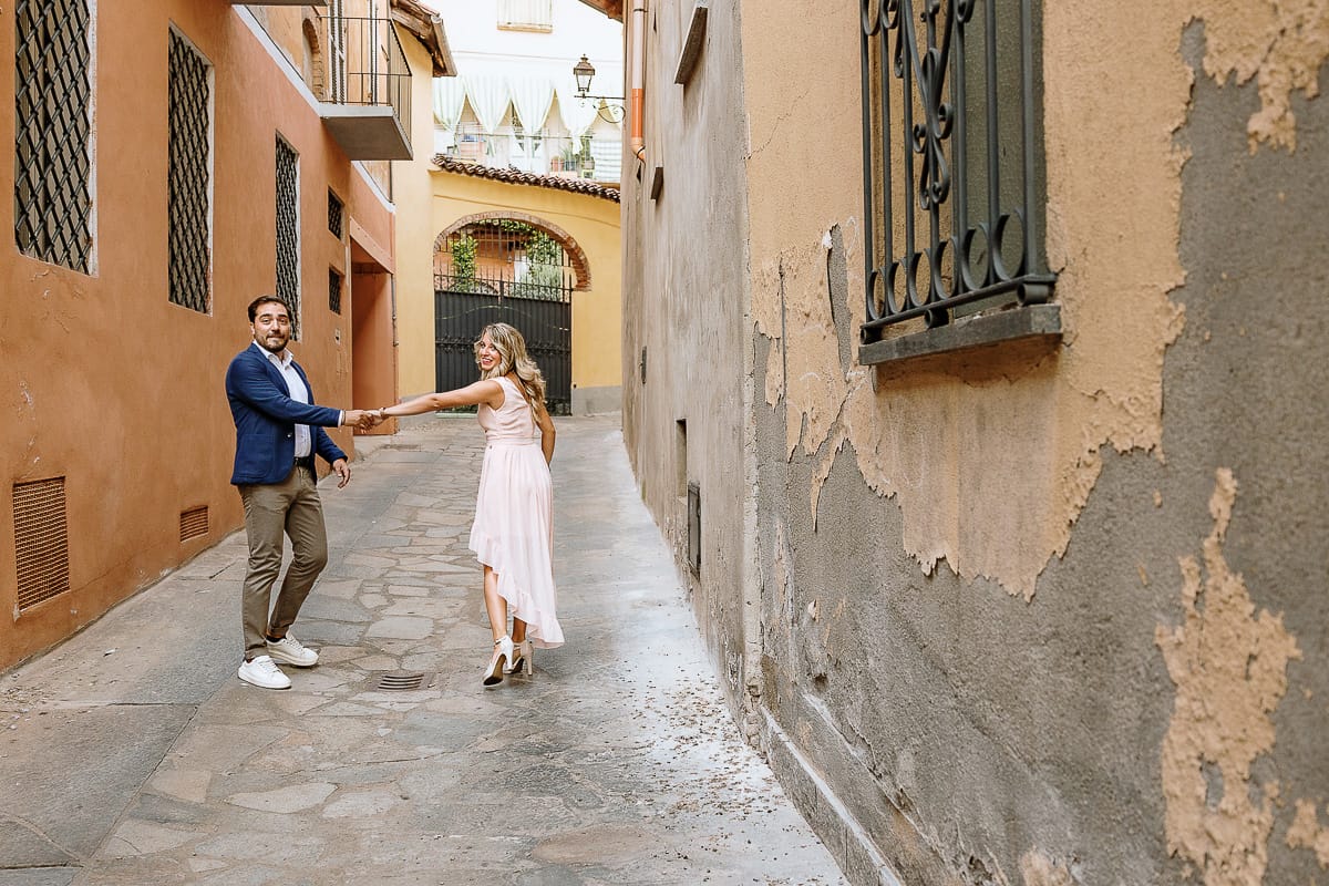 Pre-wedding a Chieri. Shary e Claudio camminano nei vicoli del centro