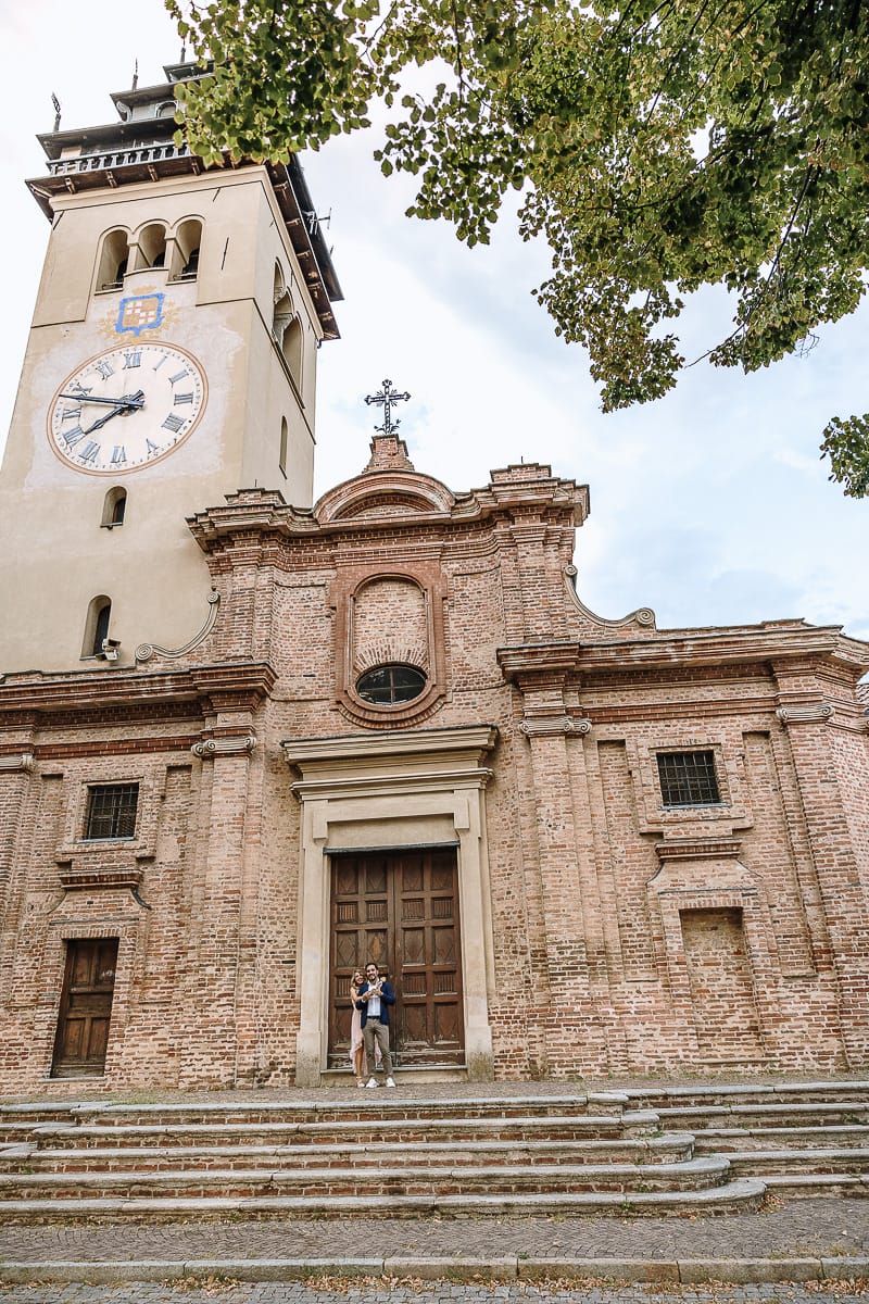 Pre-wedding a Chieri. Shary e Claudio nel piazzale della Chiesa di San Giorgio, il punto più alto e panoramico della città. Shary e Claudio davanti al portone della chiesa.