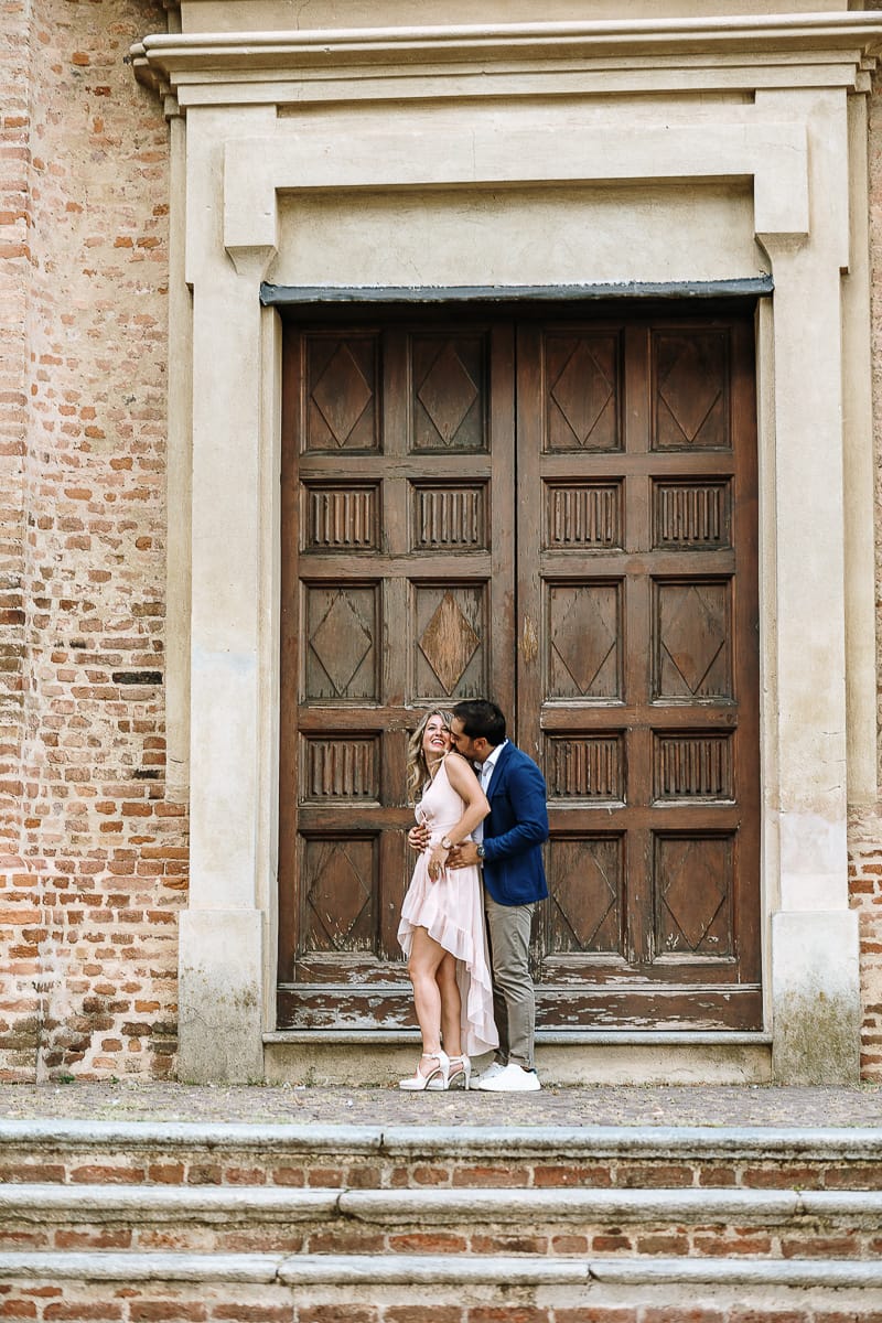 Pre-wedding a Chieri. Shary e Claudio nel piazzale della Chiesa di San Giorgio, il punto più alto e panoramico della città. Shary e Claudio davanti al portone della chiesa.