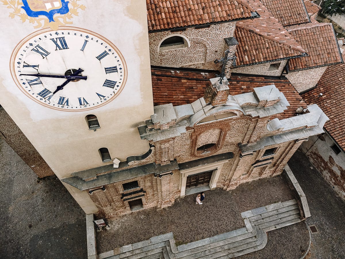 Pre-wedding a Chieri. Shary e Claudio nel piazzale della Chiesa di San Giorgio, il punto più alto e panoramico della città. Shary e Claudio davanti al portone della chiesa. Foto aerea dal drone.