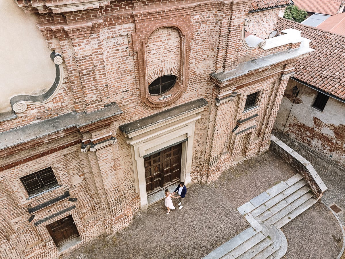 Pre-wedding a Chieri. Shary e Claudio nel piazzale della Chiesa di San Giorgio, il punto più alto e panoramico della città. Shary e Claudio davanti al portone della chiesa. Foto dal drone.