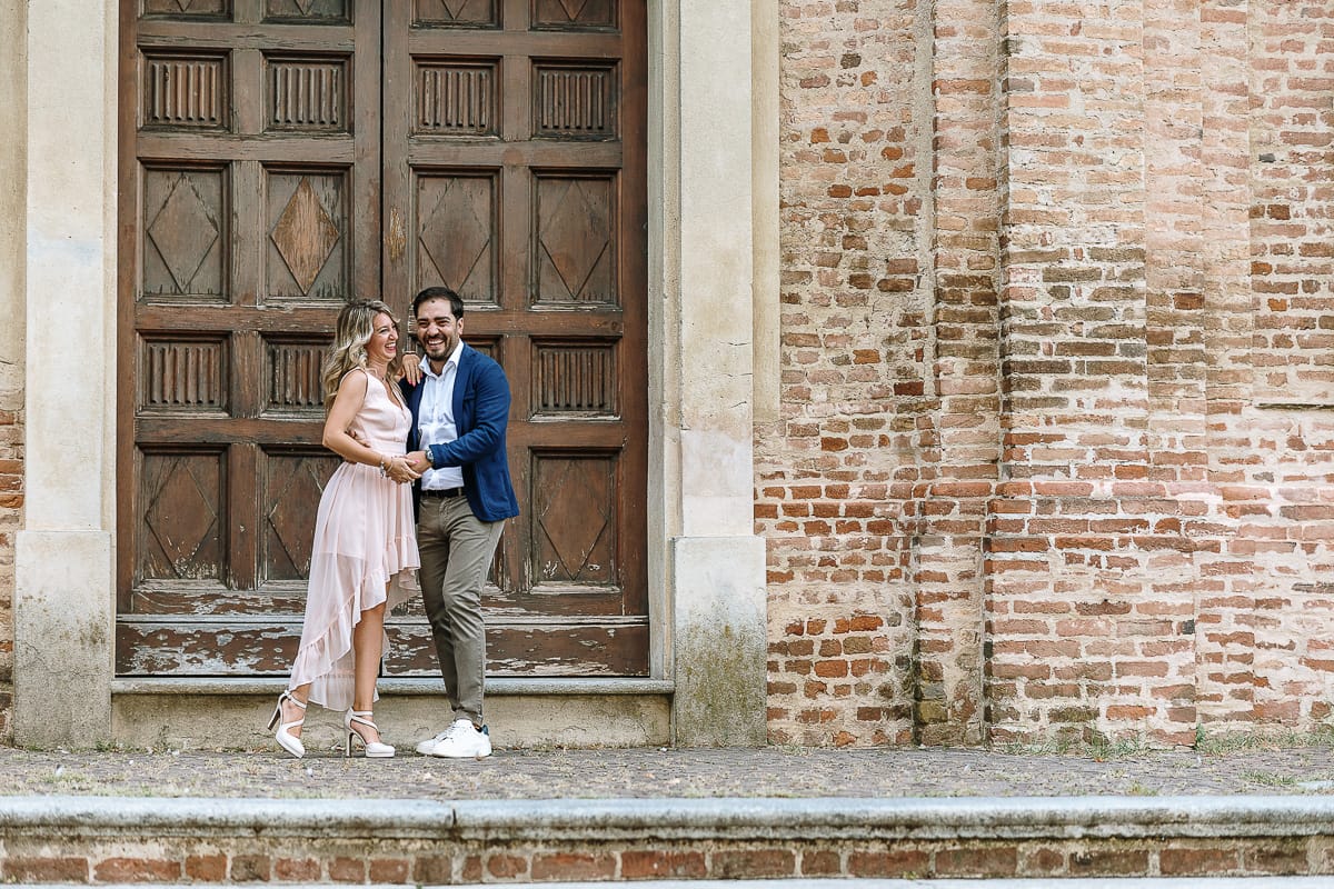 Pre-wedding a Chieri. Shary e Claudio nel piazzale della Chiesa di San Giorgio, il punto più alto e panoramico della città. Shary e Claudio davanti al portone della chiesa.
