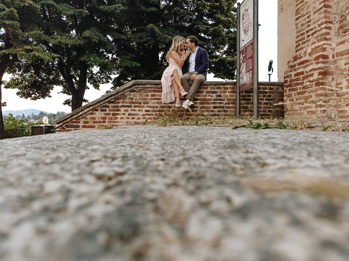 Pre-wedding a Chieri. Shary e Claudio nel piazzale della Chiesa di San Giorgio, il punto più alto e panoramico della città. Shary e Claudio seduti sul muretto nel piazzale della chiesa.