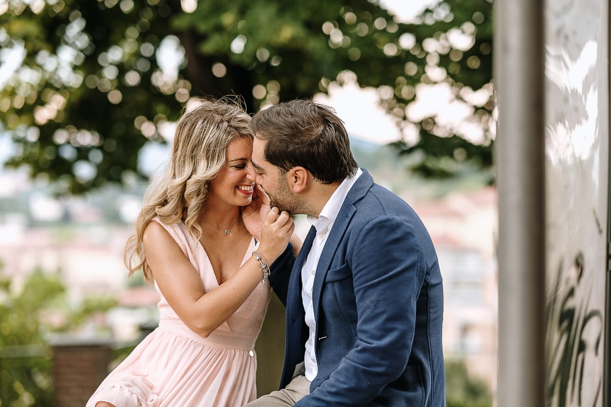 Pre-wedding a Chieri. Shary e Claudio nel piazzale della Chiesa di San Giorgio, il punto più alto e panoramico della città. Shary e Claudio seduti sul muretto nel piazzale della chiesa.
