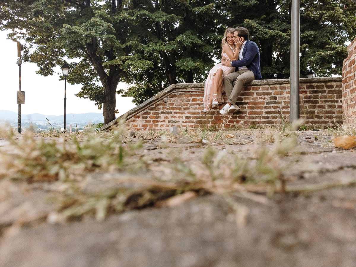 Pre-wedding a Chieri. Shary e Claudio nel piazzale della Chiesa di San Giorgio, il punto più alto e panoramico della città. Shary e Claudio seduti sul muretto nel piazzale della chiesa.