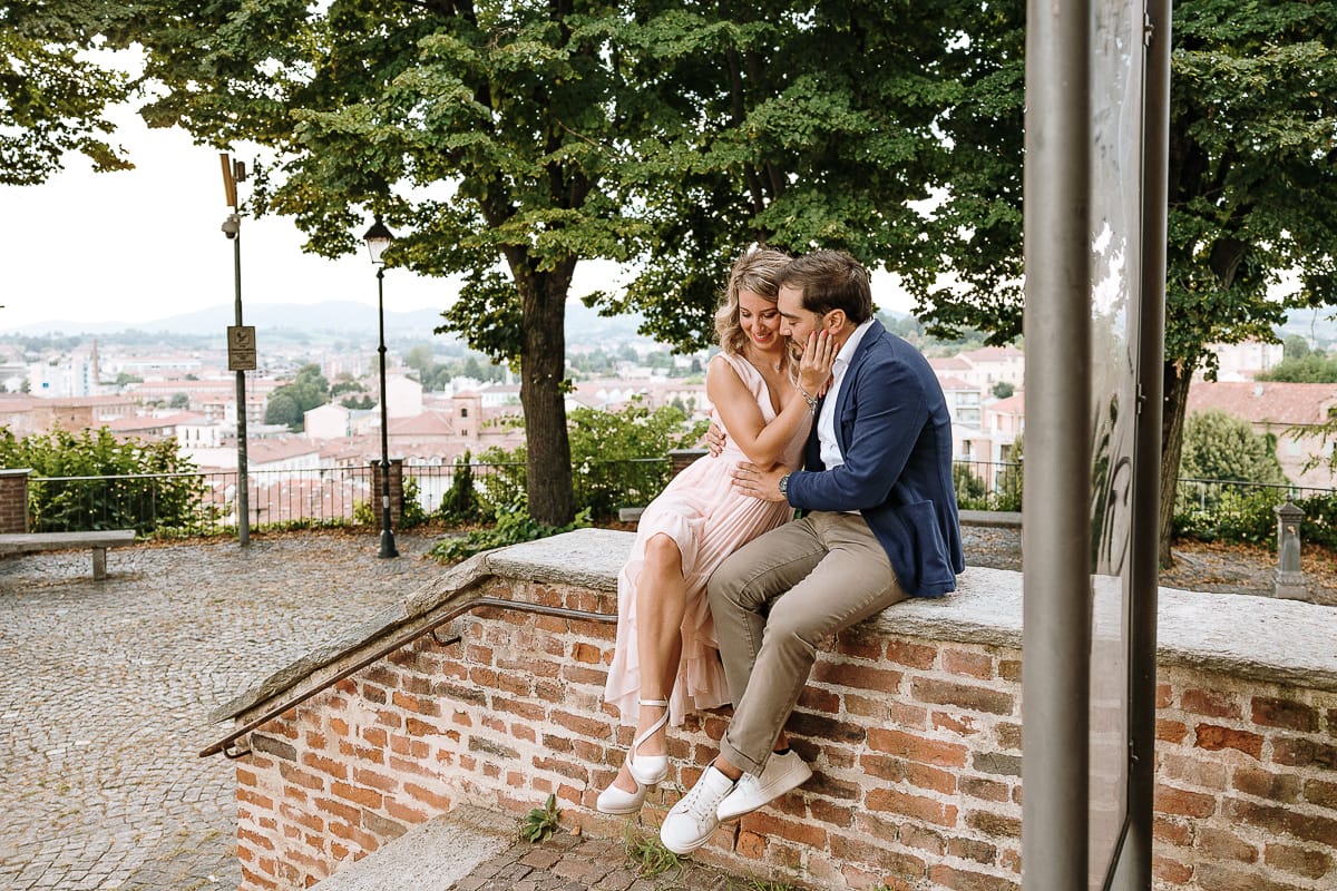 Pre-wedding a Chieri. Shary e Claudio nel piazzale della Chiesa di San Giorgio, il punto più alto e panoramico della città. Shary e Claudio seduti sul muretto nel piazzale della chiesa.