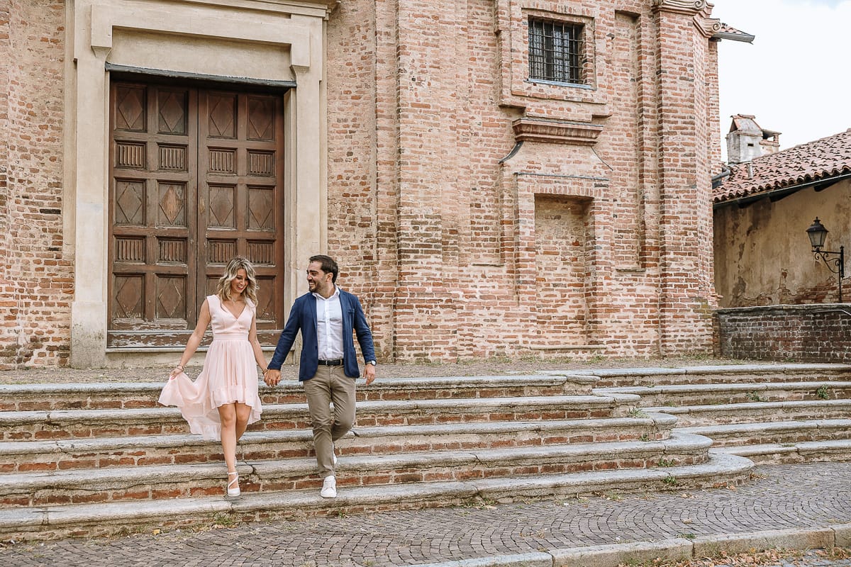 Pre-wedding a Chieri. Shary e Claudio nel piazzale della Chiesa di San Giorgio, il punto più alto e panoramico della città. Shary e Claudio davanti al portone della chiesa scendono le scale.