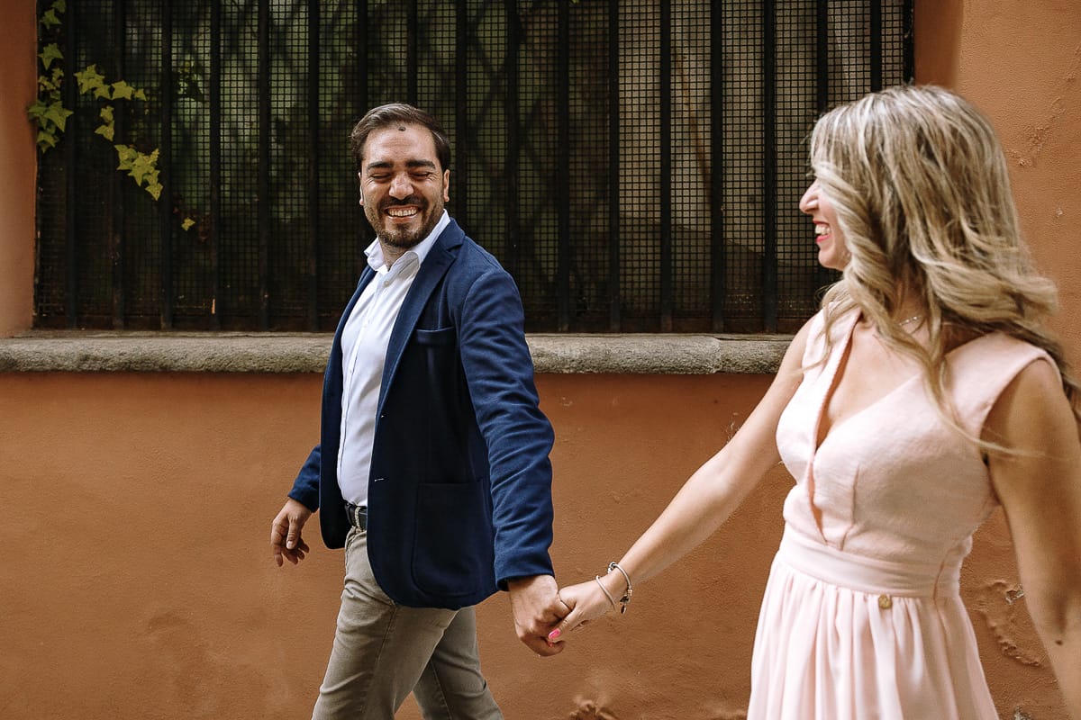 Pre-wedding a Chieri. Shary e Claudio camminano nei vicoli del centro dandosi la mano.