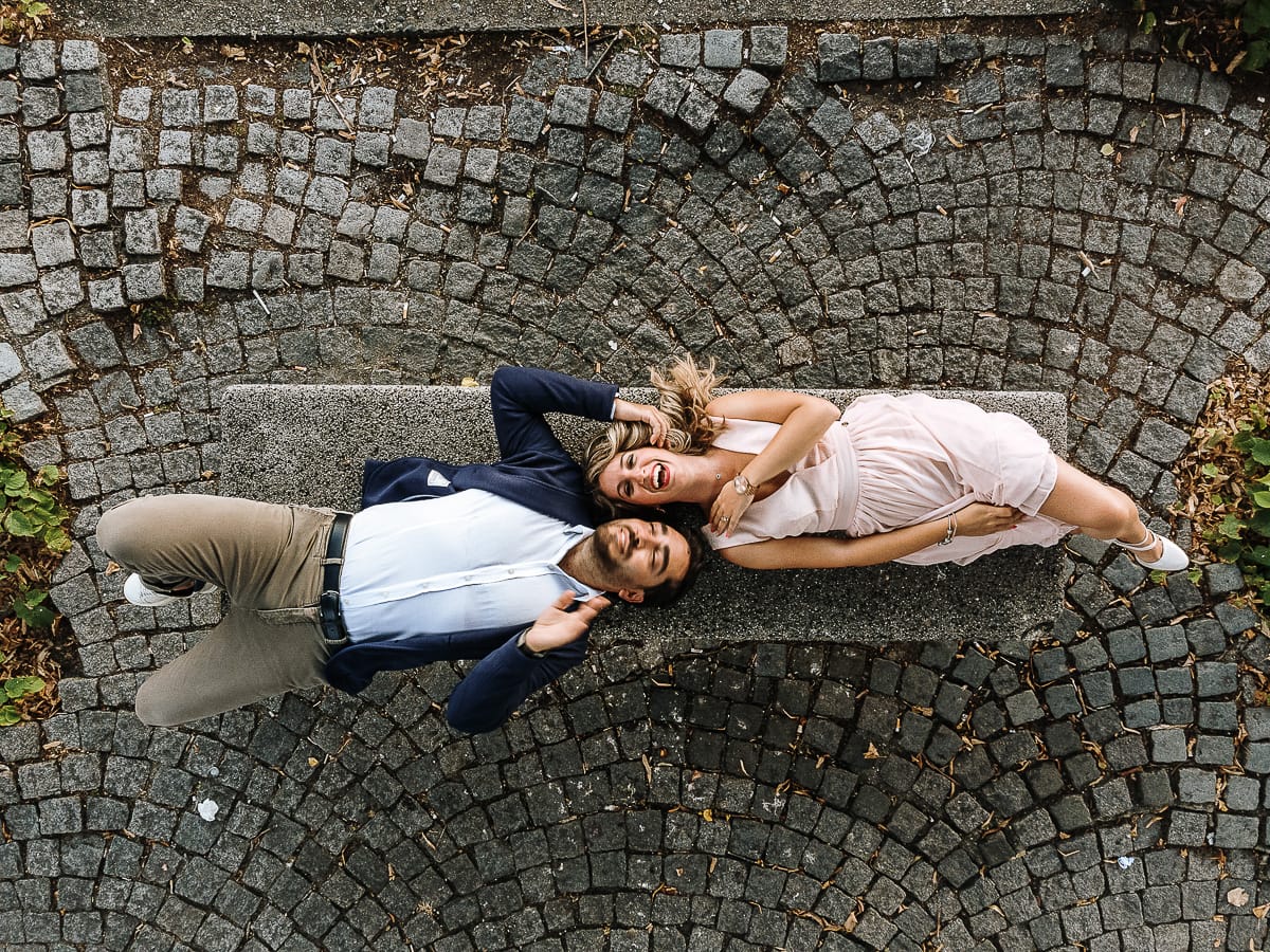 Pre-wedding a Chieri. Shary e Claudio nel piazzale della Chiesa di San Giorgio, il punto più alto e panoramico della città. Shary e Claudio sono sdraiati su di una panchina nel piazzale della chiesa di San Giorgio. Foto