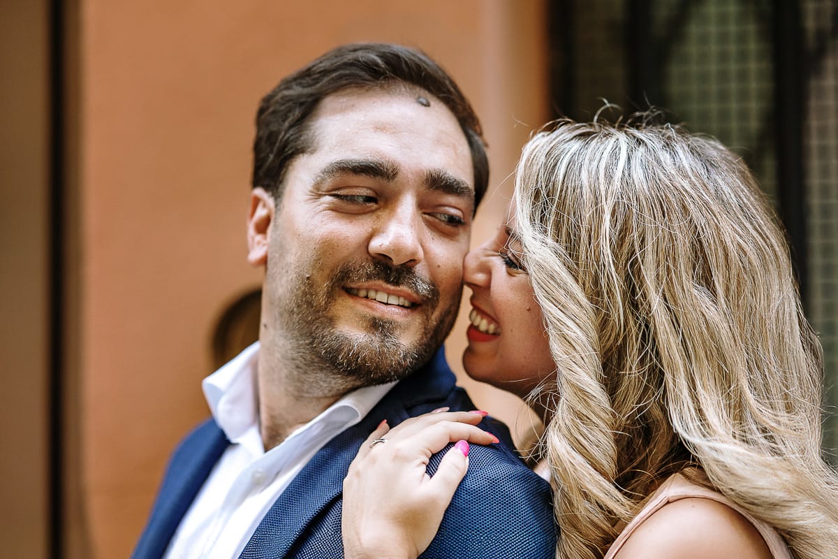 Pre-wedding a Chieri. Shary e Claudio camminano nei vicoli del centro