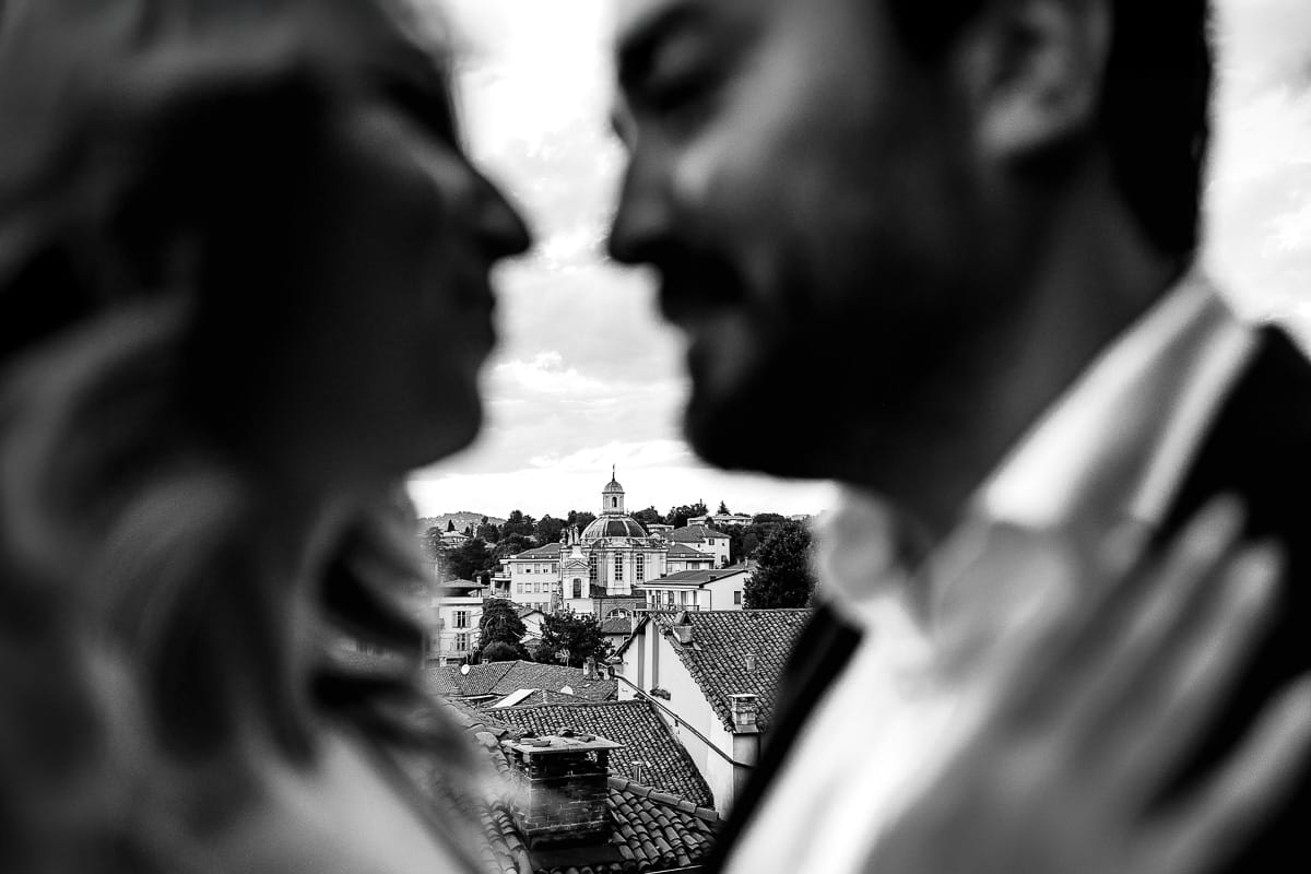 Pre-wedding a Chieri. Shary e Claudio nel giardino della Resistenza sono uno di fronte all'altra. Tra di loro il panorama della città con la chiesa di San Bernardino. Foto in bianco e nero.