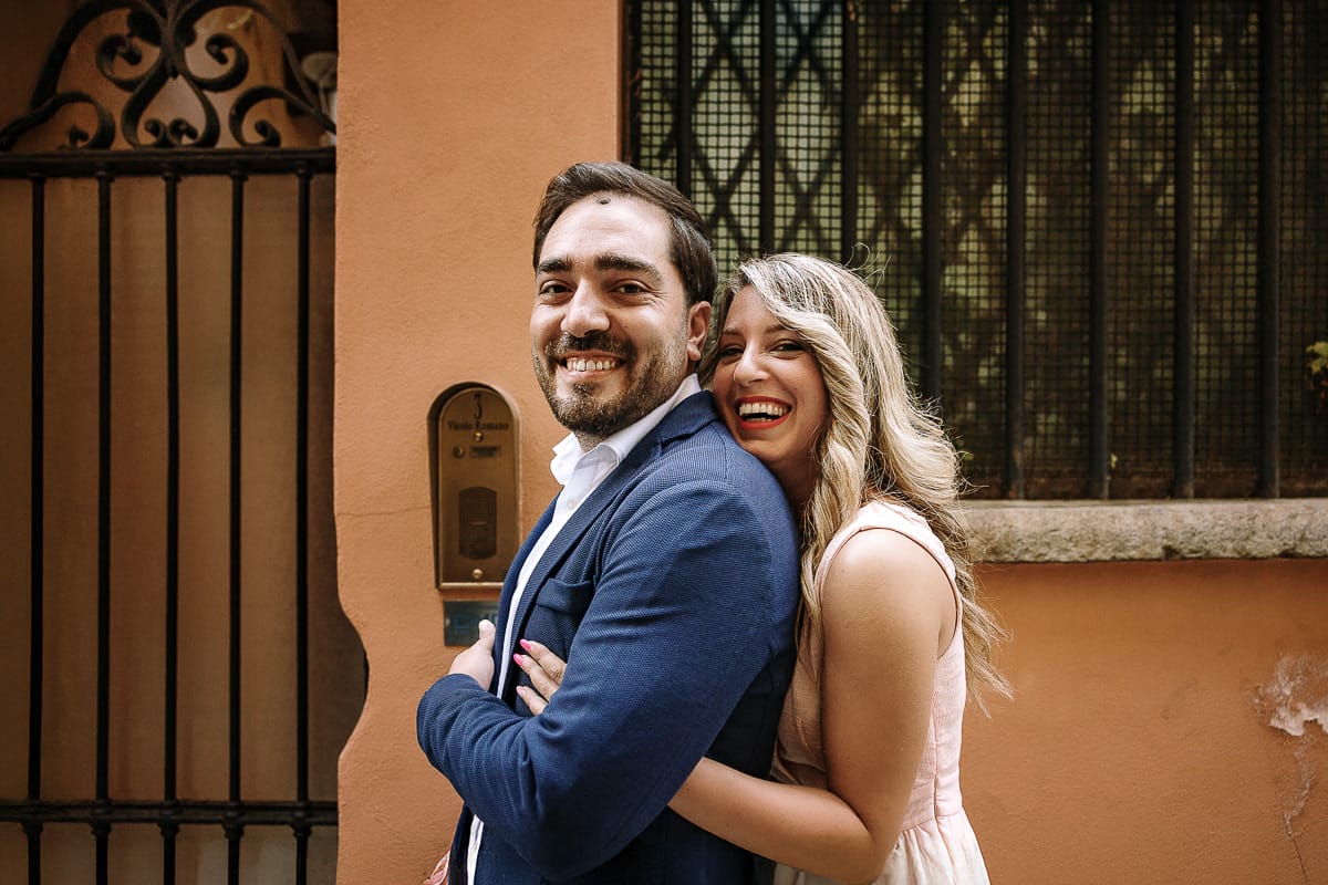 Pre-wedding a Chieri. Shary e Claudio camminano nei vicoli del centro