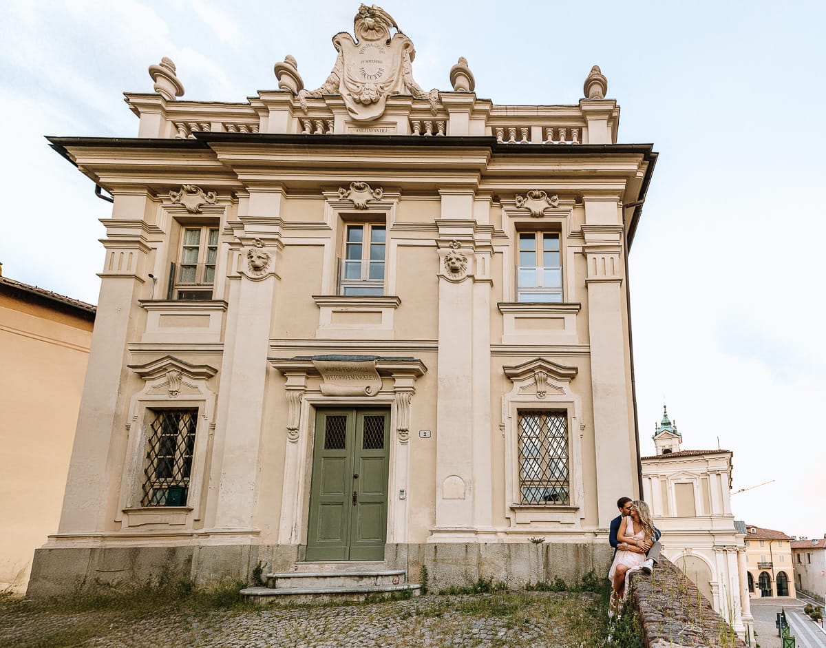 Pre-wedding a Chieri. Shary e Claudio davanti ad un antico palazzo.