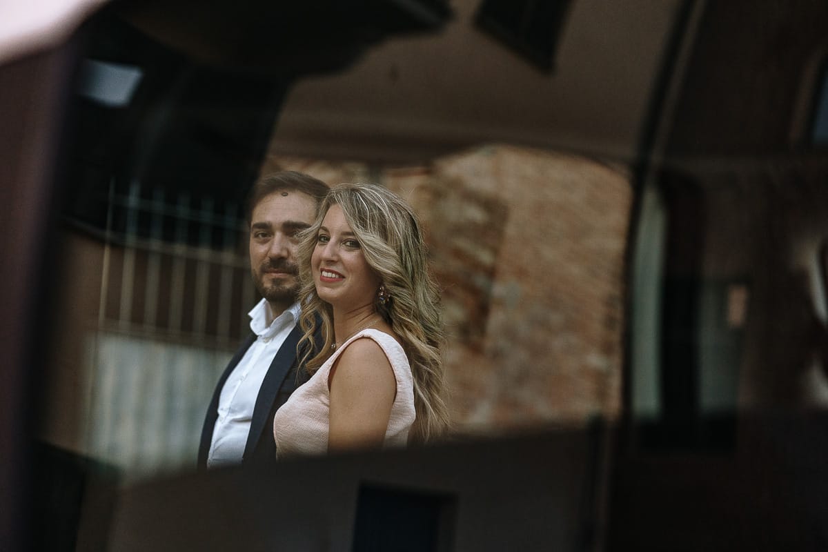 Pre-wedding a Chieri. Shary e Claudio camminano fotografati dal finestrino di un'auto.