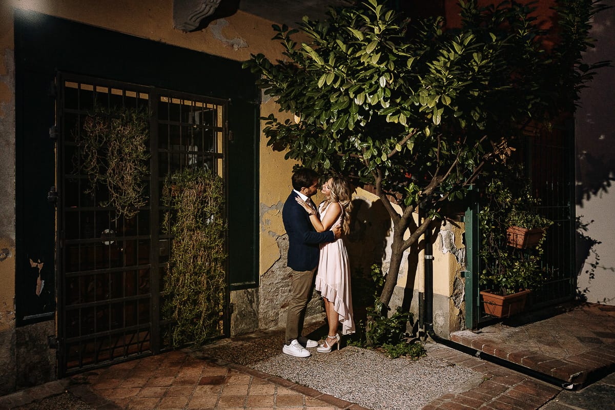 Pre-wedding a Chieri. Shary e Claudio abbracciati davanti ad un albero. Flash off camera.