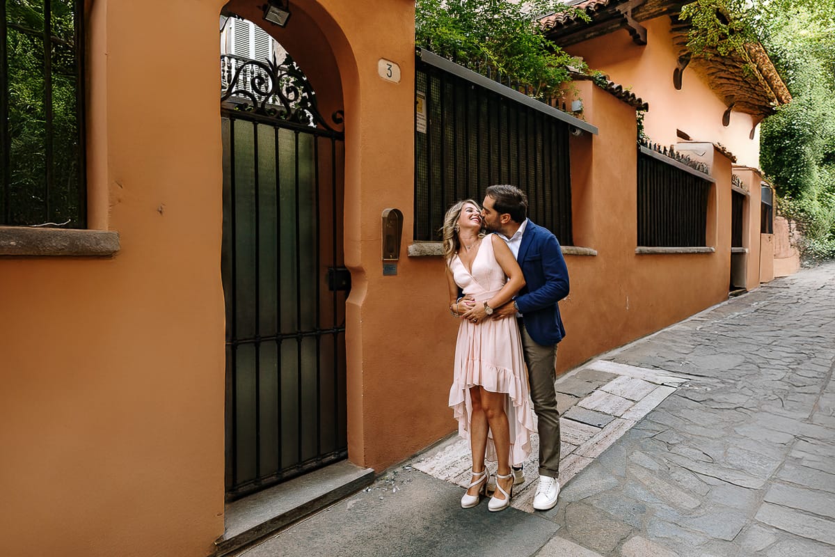 Pre-wedding a Chieri. Shary e Claudio camminano nei vicoli del centro