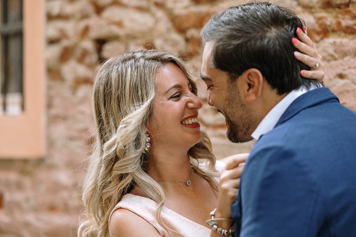 Pre-wedding a Chieri. Shary e Claudio abbracciati si guardano