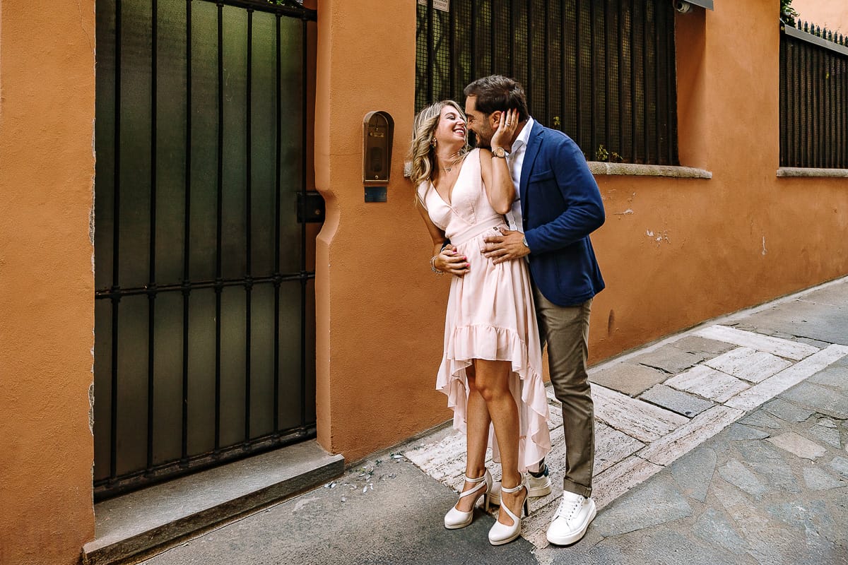 Pre-wedding a Chieri. Shary e Claudio si guardano in un vicolo del centro.