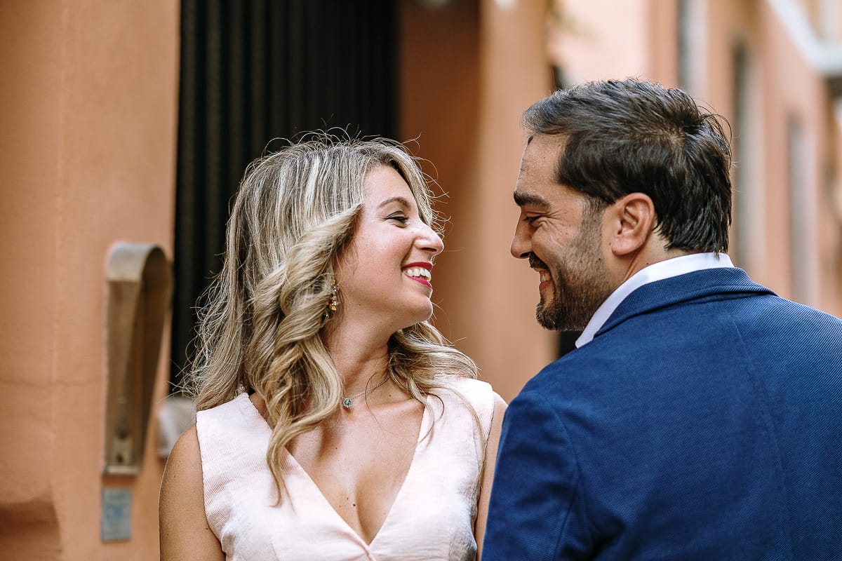 Pre-wedding a Chieri. Shary e Claudio si guardano sorridendo.
