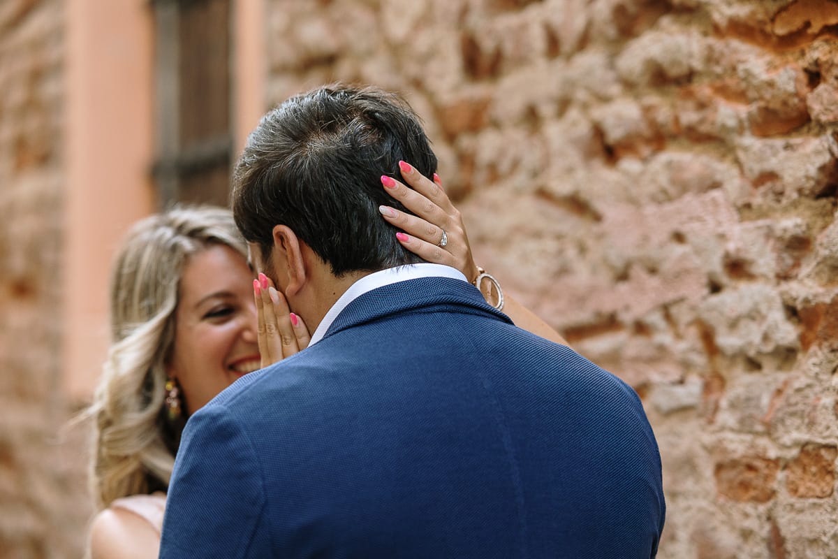 Pre-wedding a Chieri. Shary e Claudio abbracciati si guardano