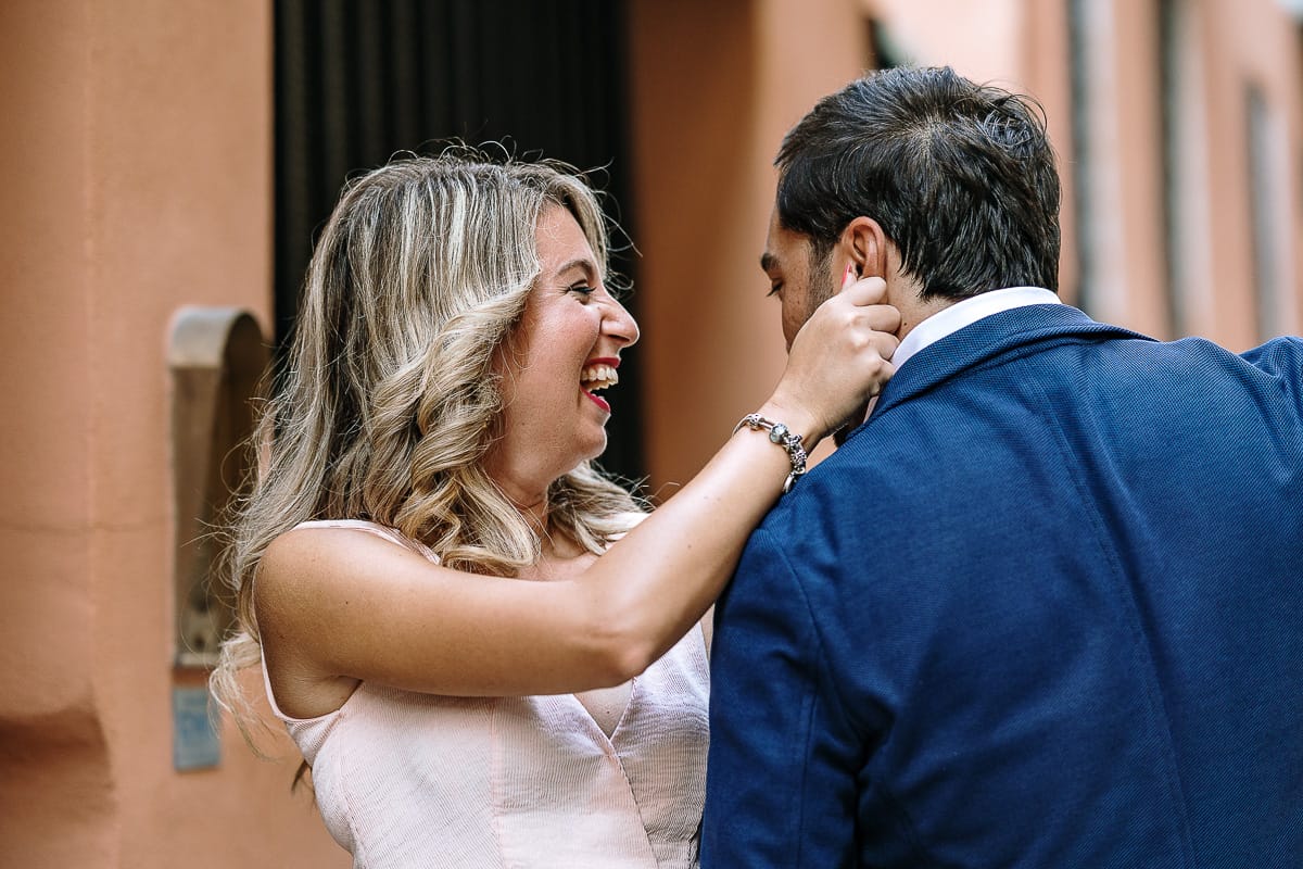 Pre-wedding a Chieri. Shary e Claudio si guardano. Shary pizzica dolcemente l'orecchio di Claudio.