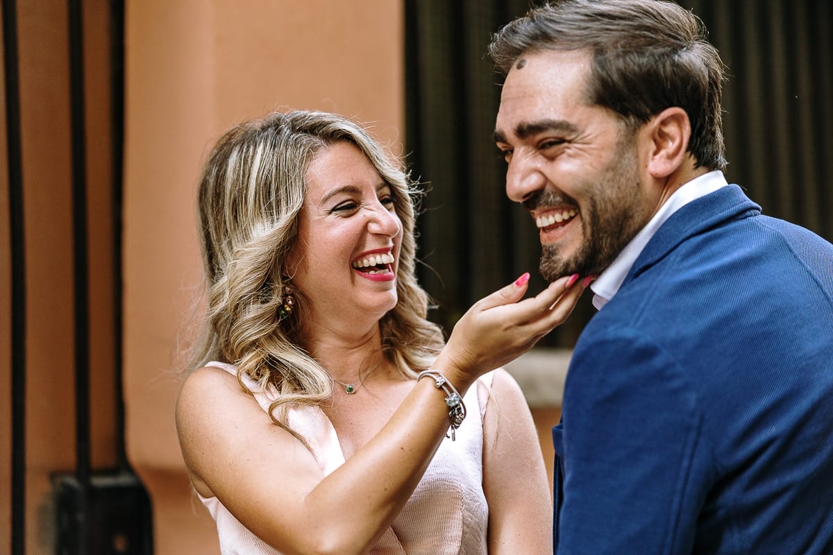 Pre-wedding a Chieri. Shary e Claudio sorridono.