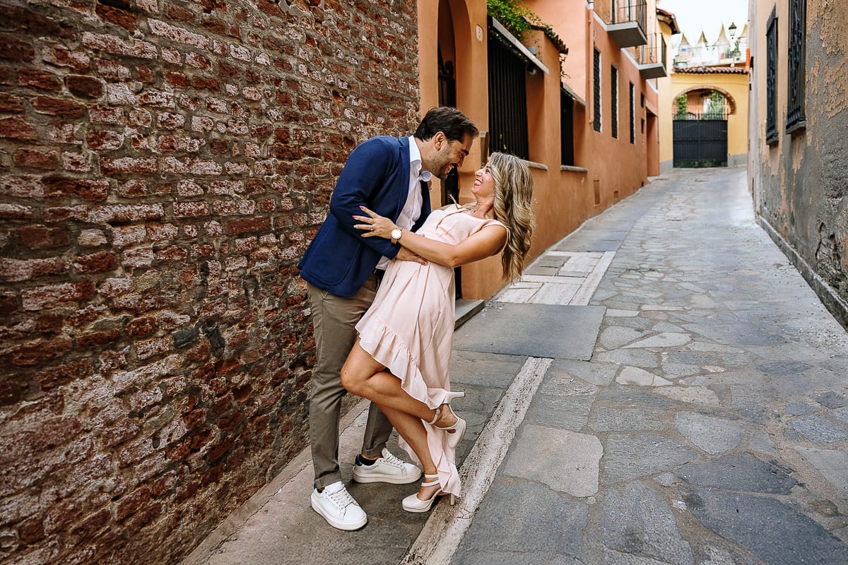 Pre-wedding a Chieri. Shary e Claudio ballano in un vicolo del centro storico.