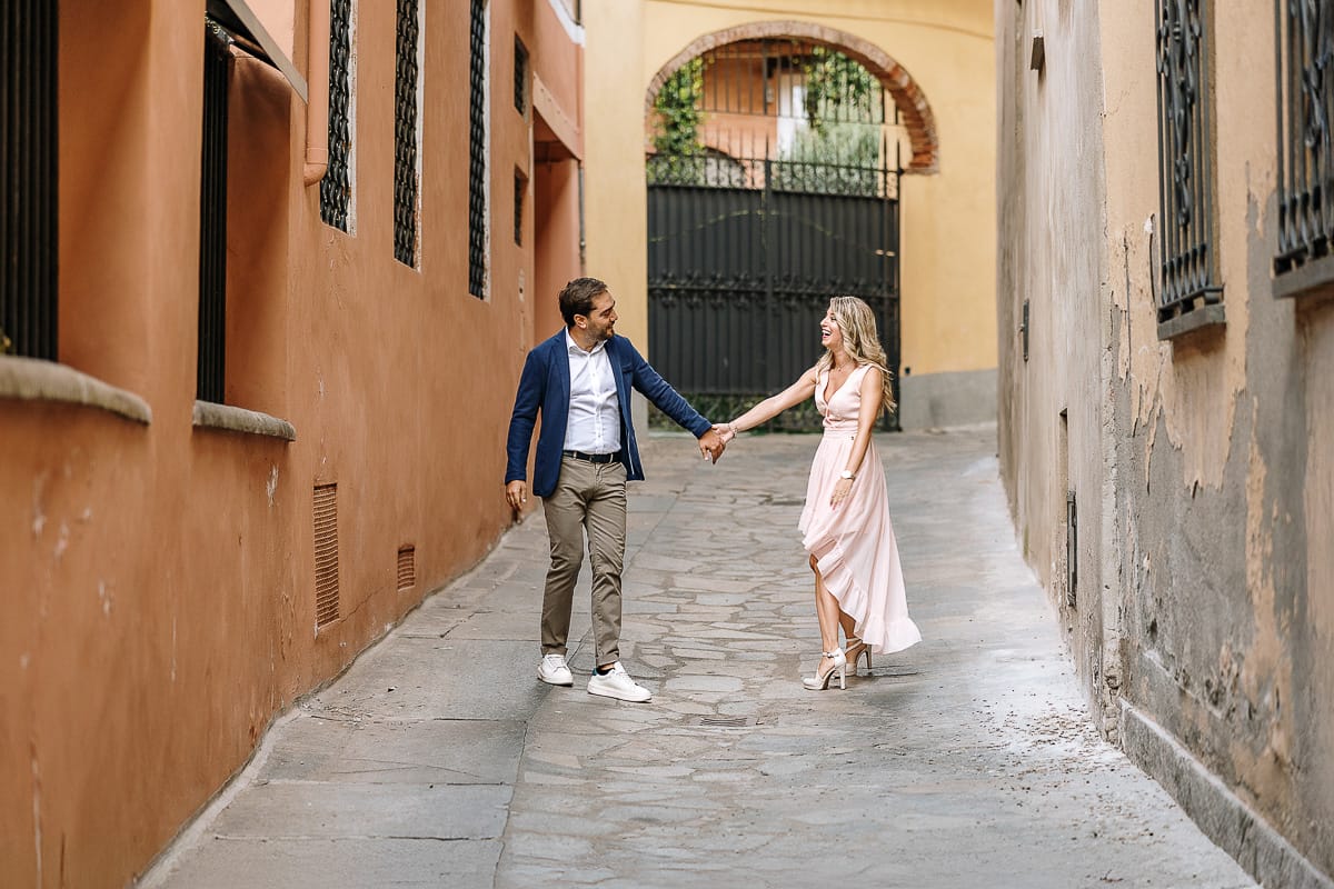 Pre-wedding a Chieri. Shary e Claudio camminano.