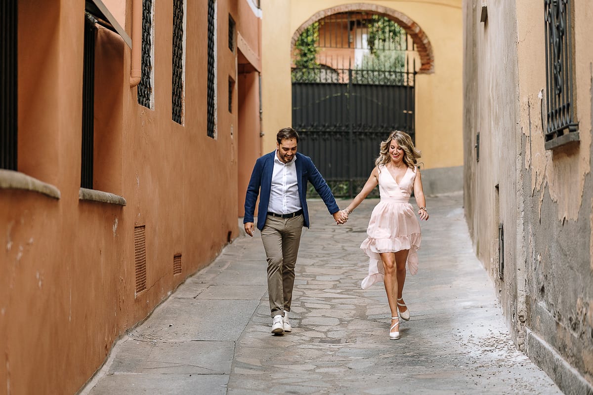 Pre-wedding a Chieri. Shary e Claudio camminano mano nella mano.