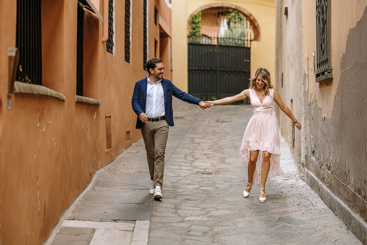 Pre-wedding a Chieri. Shary e Claudio camminano tenendosi per mano.