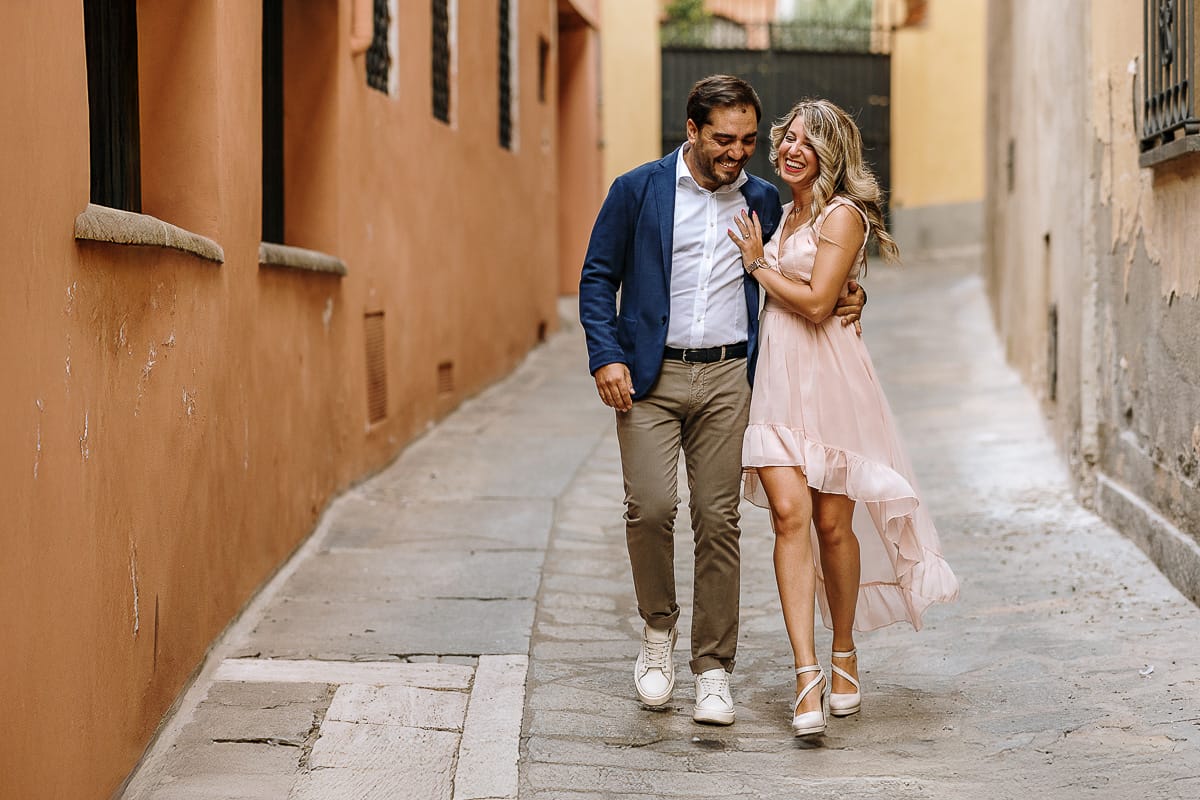 Pre-wedding a Chieri. Shary e Claudio camminano abbracciati.
