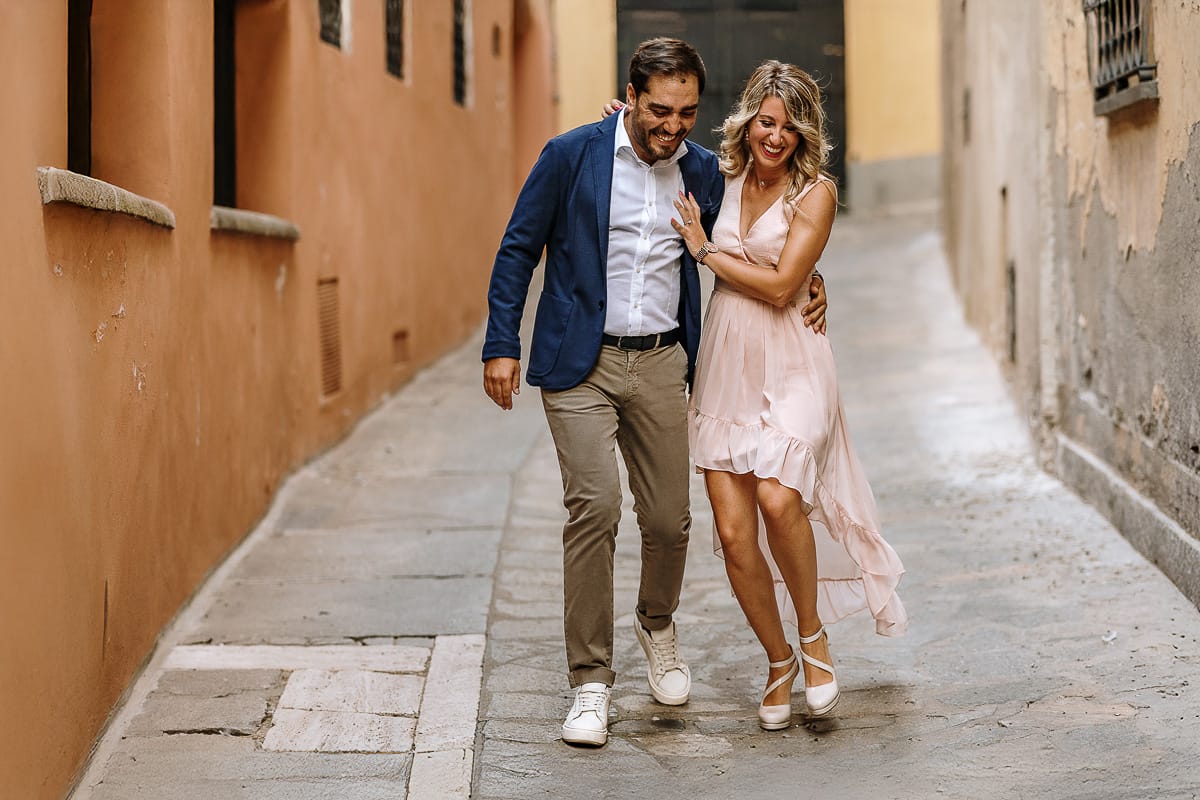 Pre-wedding a Chieri. Shary e Claudio camminano abbracciati