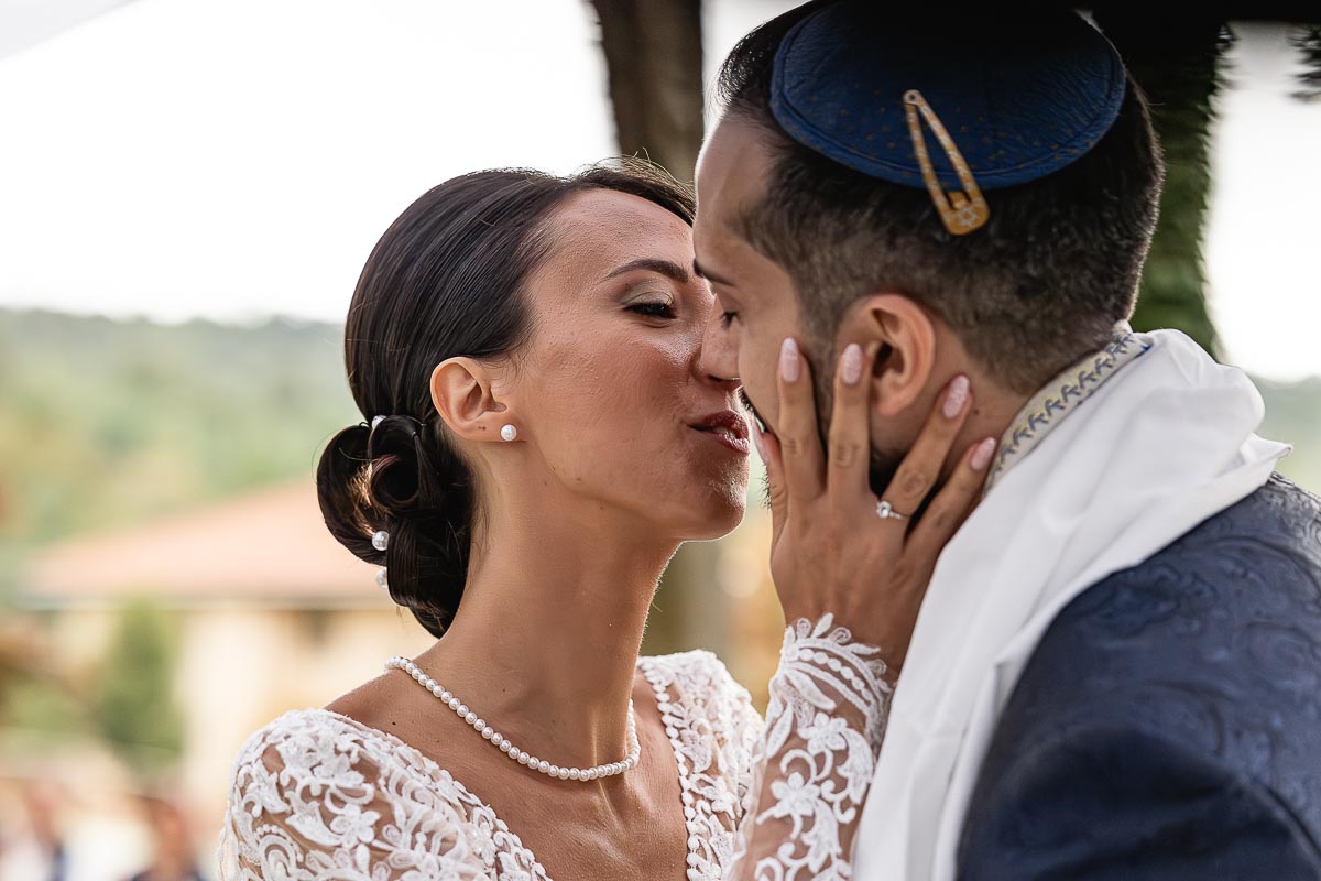Fotografo Matrimonio Lago di Viverone, Tenuta Variselle. Cerimonia religiosa secondo il rito della Chiesa di Antiochia. Bacio