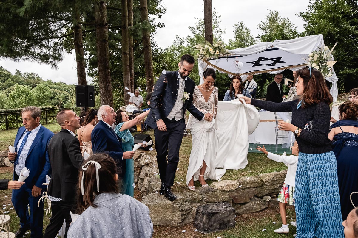 Fotografo Matrimonio Lago di Viverone, Tenuta Variselle. Cerimonia religiosa secondo il rito della Chiesa di Antiochia. Uscita degli sposi e lancio dei petali.