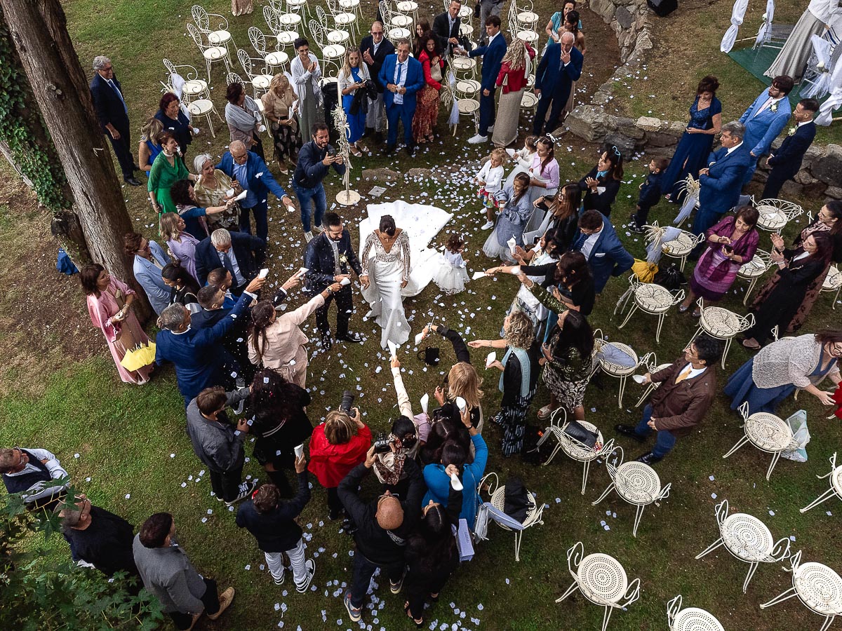 Fotografo Matrimonio Lago di Viverone, Tenuta Variselle. Cerimonia religiosa secondo il rito della Chiesa di Antiochia. Uscita degli sposi e lancio dei petali. Foto dal drone.