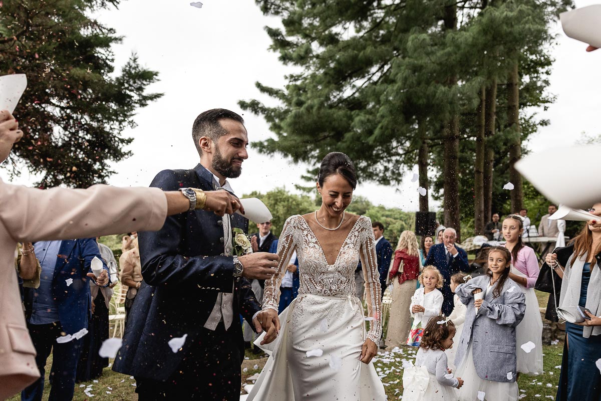 Fotografo Matrimonio Lago di Viverone, Tenuta Variselle. Cerimonia religiosa secondo il rito della Chiesa di Antiochia. Uscita degli sposi e lancio dei petali.