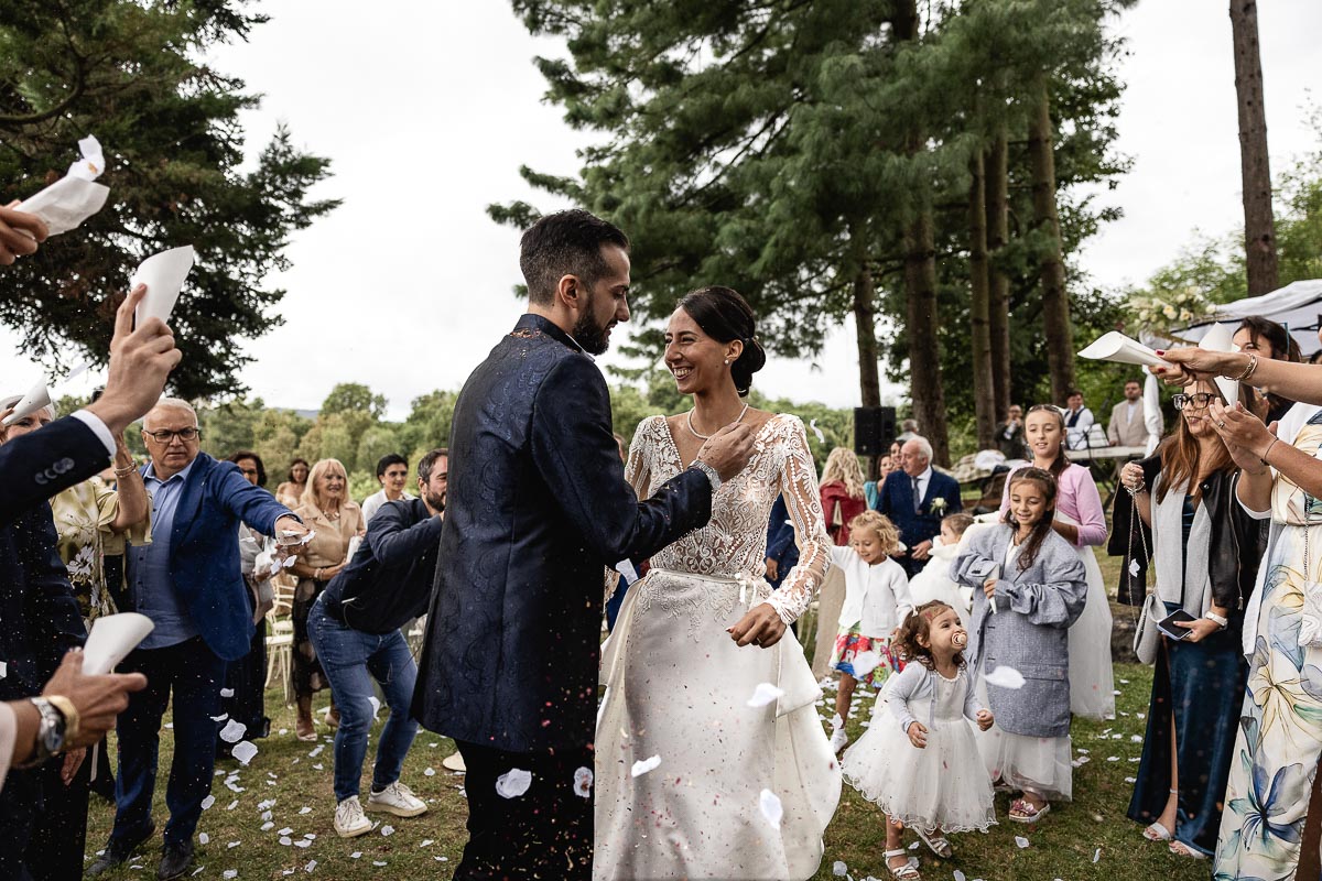 Fotografo Matrimonio Lago di Viverone, Tenuta Variselle. Cerimonia religiosa secondo il rito della Chiesa di Antiochia. Uscita degli sposi e lancio dei petali.
