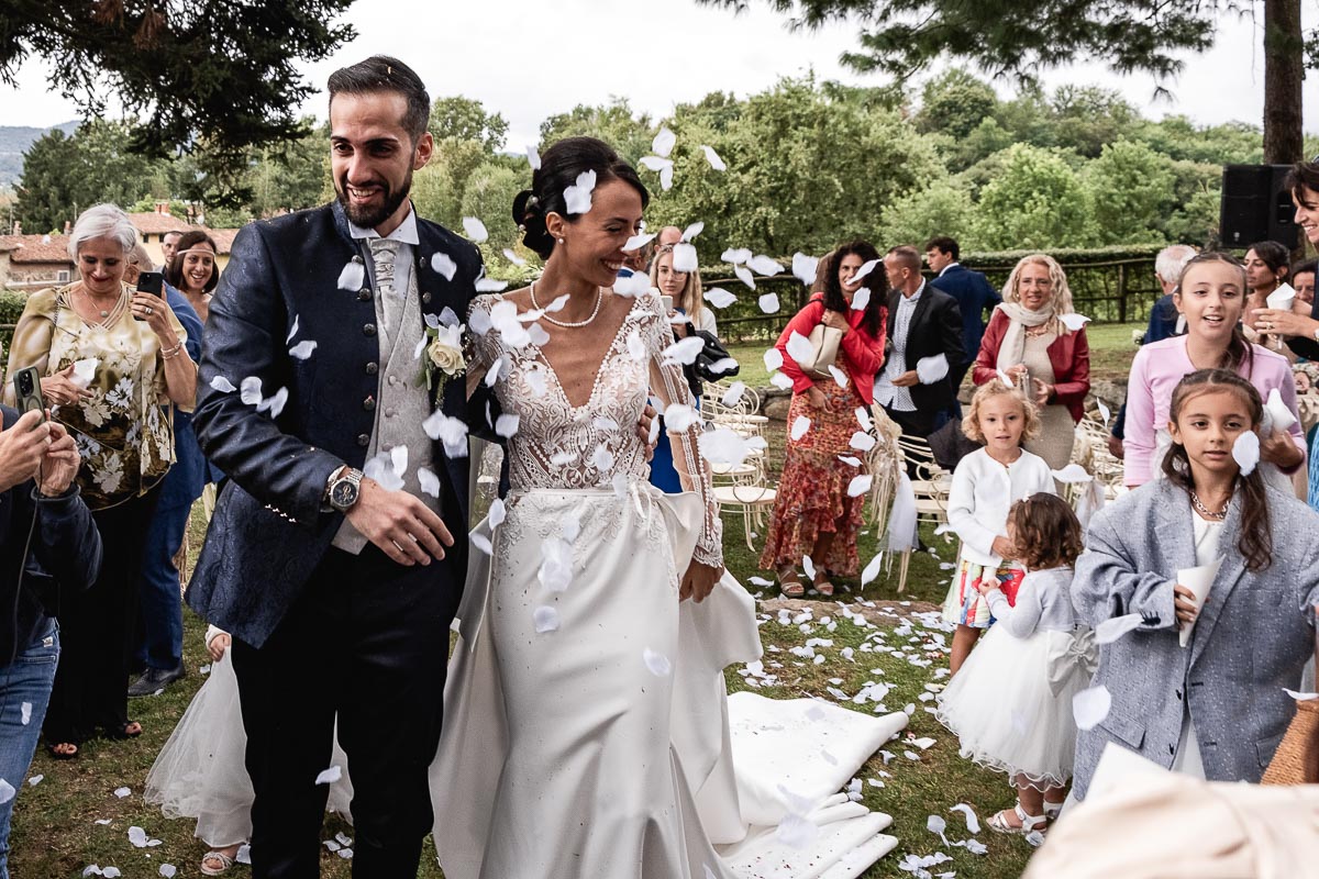 Fotografo Matrimonio Lago di Viverone, Tenuta Variselle. Cerimonia religiosa secondo il rito della Chiesa di Antiochia. Uscita degli sposi e lancio dei petali.