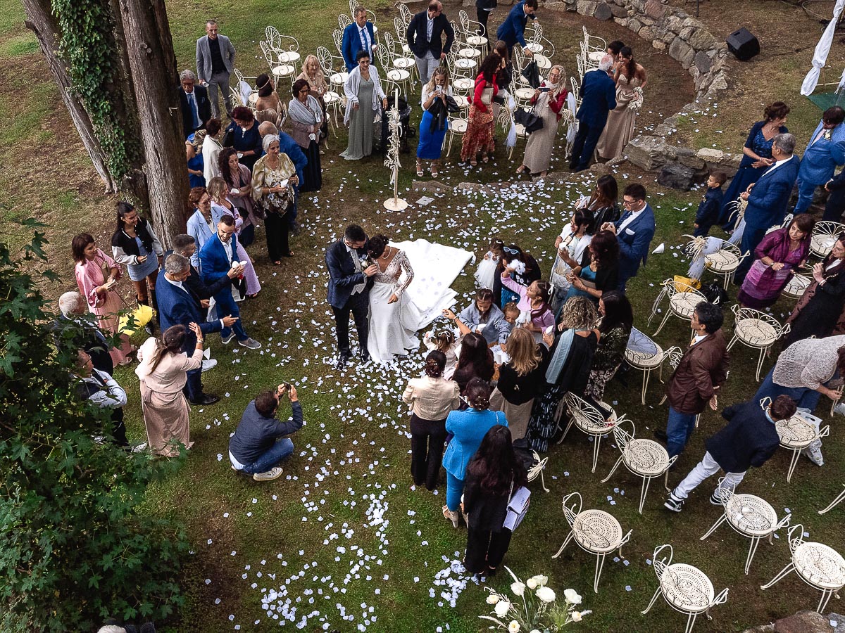 Fotografo Matrimonio Lago di Viverone, Tenuta Variselle. Cerimonia religiosa secondo il rito della Chiesa di Antiochia. Uscita degli sposi e lancio dei petali. Foto dal drone.