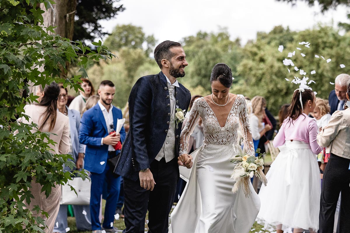 Fotografo Matrimonio Lago di Viverone, Tenuta Variselle. Cerimonia religiosa secondo il rito della Chiesa di Antiochia. Uscita degli sposi e lancio dei petali.