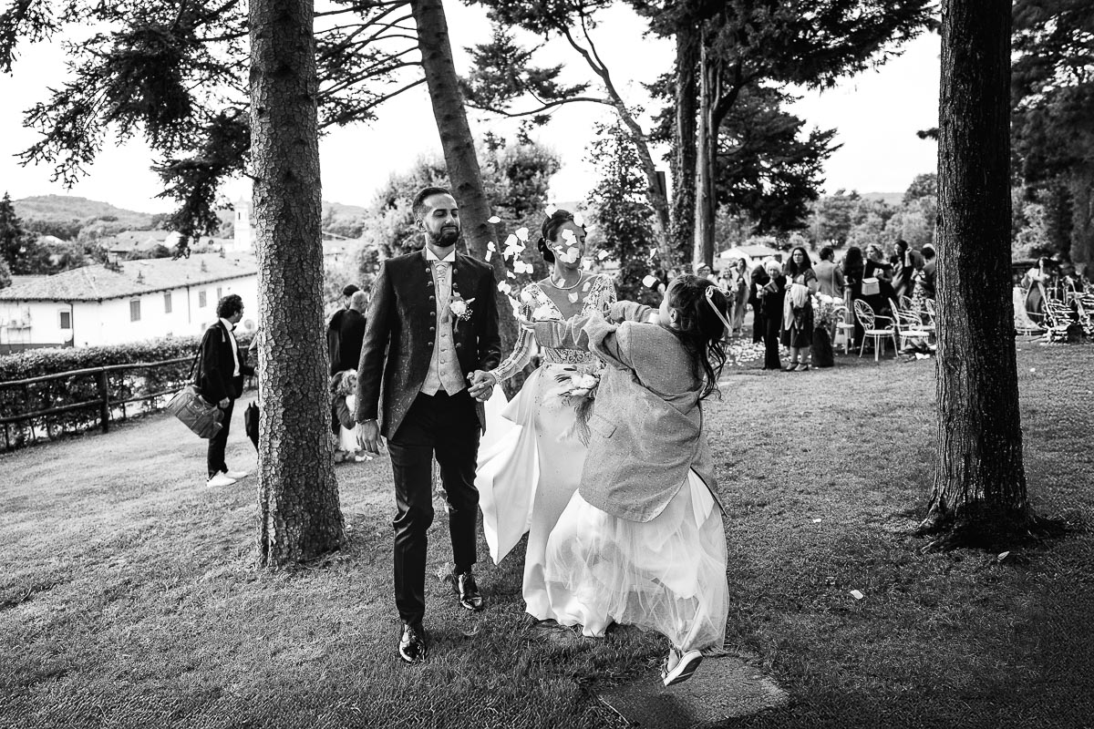 Fotografo Matrimonio Lago di Viverone, Tenuta Variselle. Cerimonia religiosa secondo il rito della Chiesa di Antiochia. Uscita degli sposi e lancio dei petali.