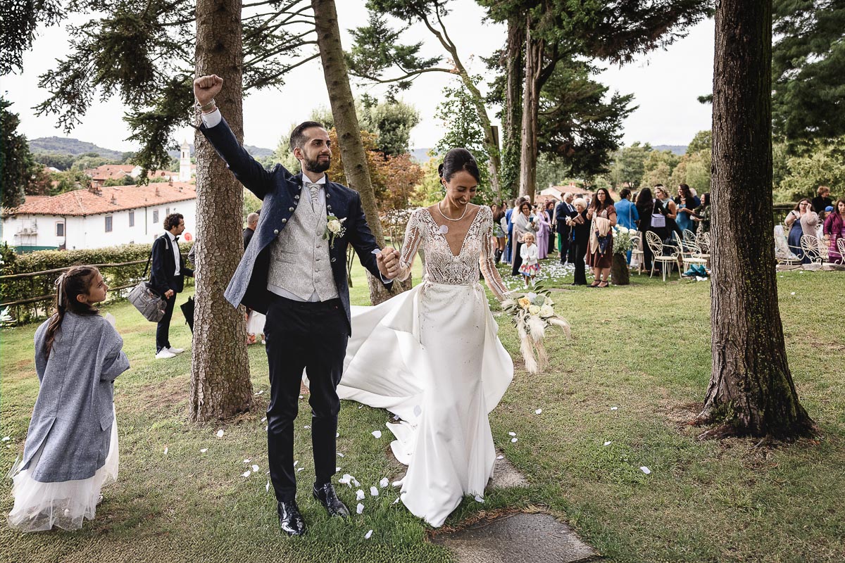 Fotografo Matrimonio Lago di Viverone, Tenuta Variselle. Cerimonia religiosa secondo il rito della Chiesa di Antiochia. Uscita degli sposi e lancio dei petali.