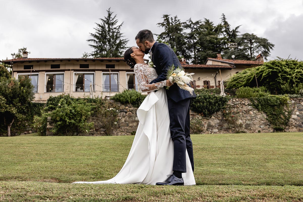 Fotografo Matrimonio Lago di Viverone, Tenuta Variselle. Bacio degli sposi.