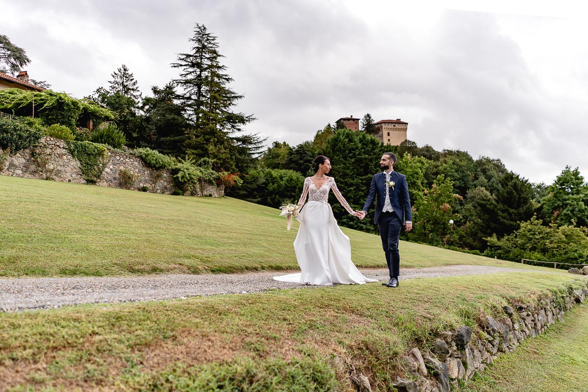 Fotografo Matrimonio Lago di Viverone, Tenuta Variselle. Ritratti di coppia. Sposi passeggiano.