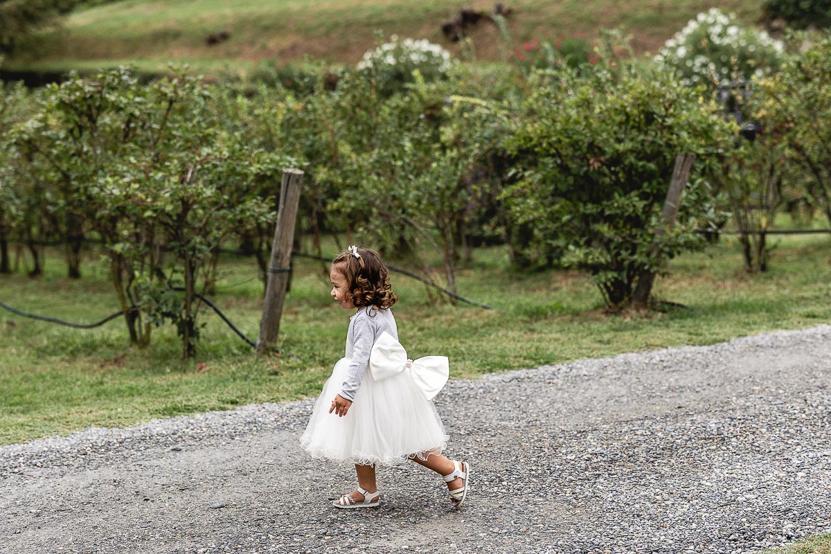 Fotografo Matrimonio Lago di Viverone, Tenuta Variselle. Damigellina corre.