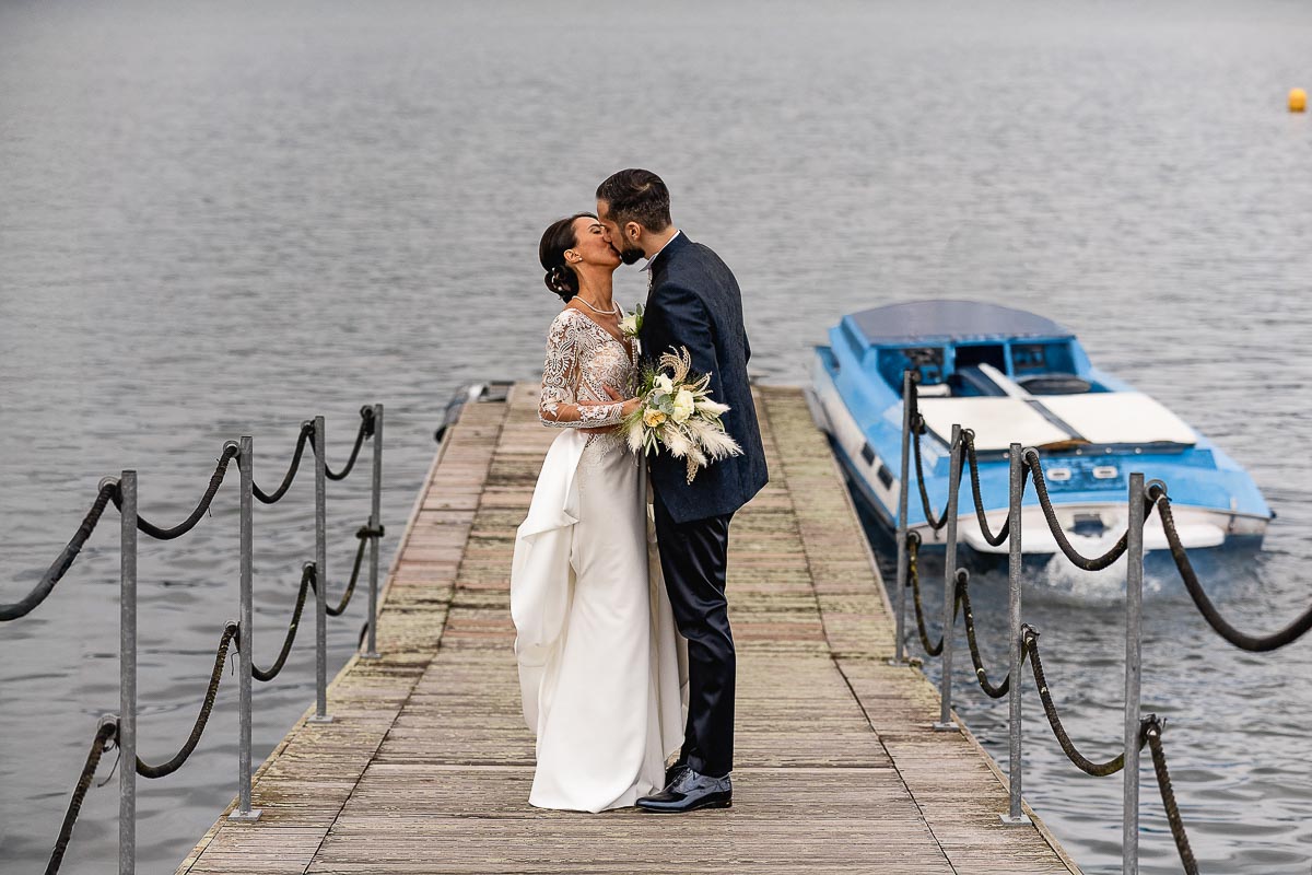 Fotografo Matrimonio Lago di Viverone, Tenuta Variselle. Bacio degli sposi sul pontile di fronte al lago.
