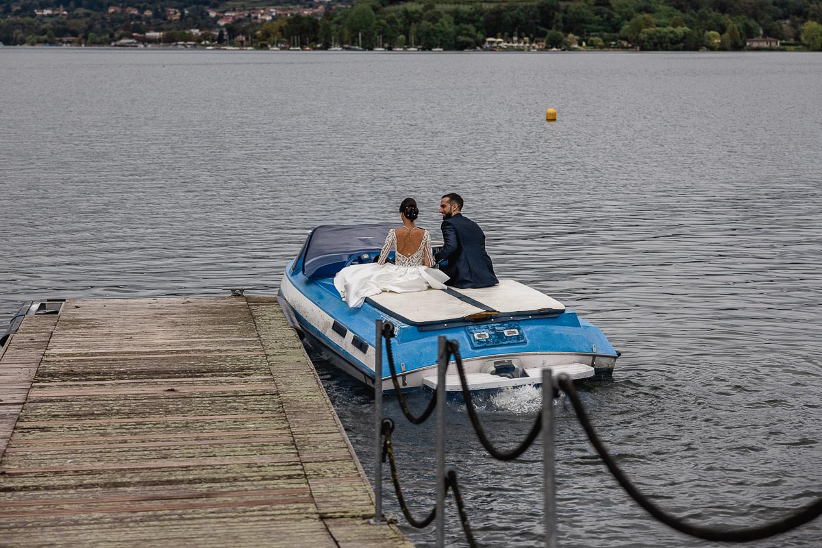 Fotografo Matrimonio Lago di Viverone, Tenuta Variselle. Fotografia di coppia degli sposi. Sposi sul motoscafo.