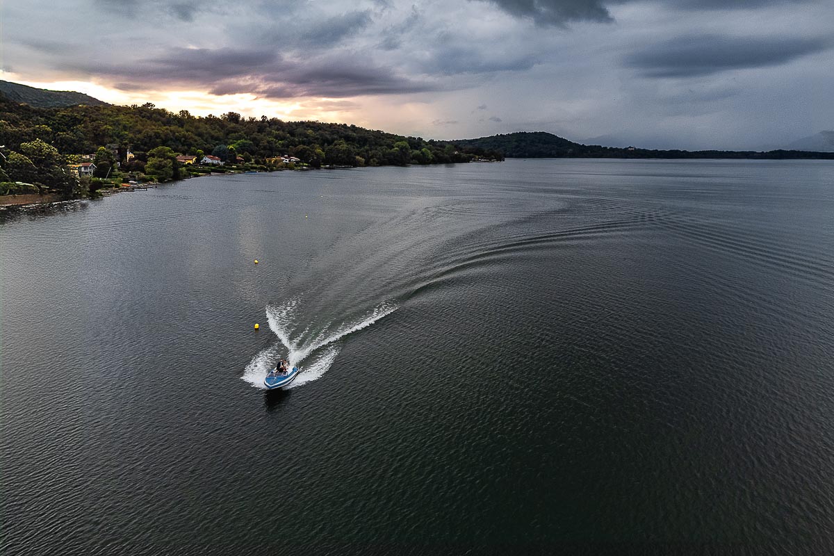 Fotografo Matrimonio Lago di Viverone, Tenuta Variselle. Fotografia di coppia degli sposi. Sposi sul motoscafo. Panoramica dal drone.