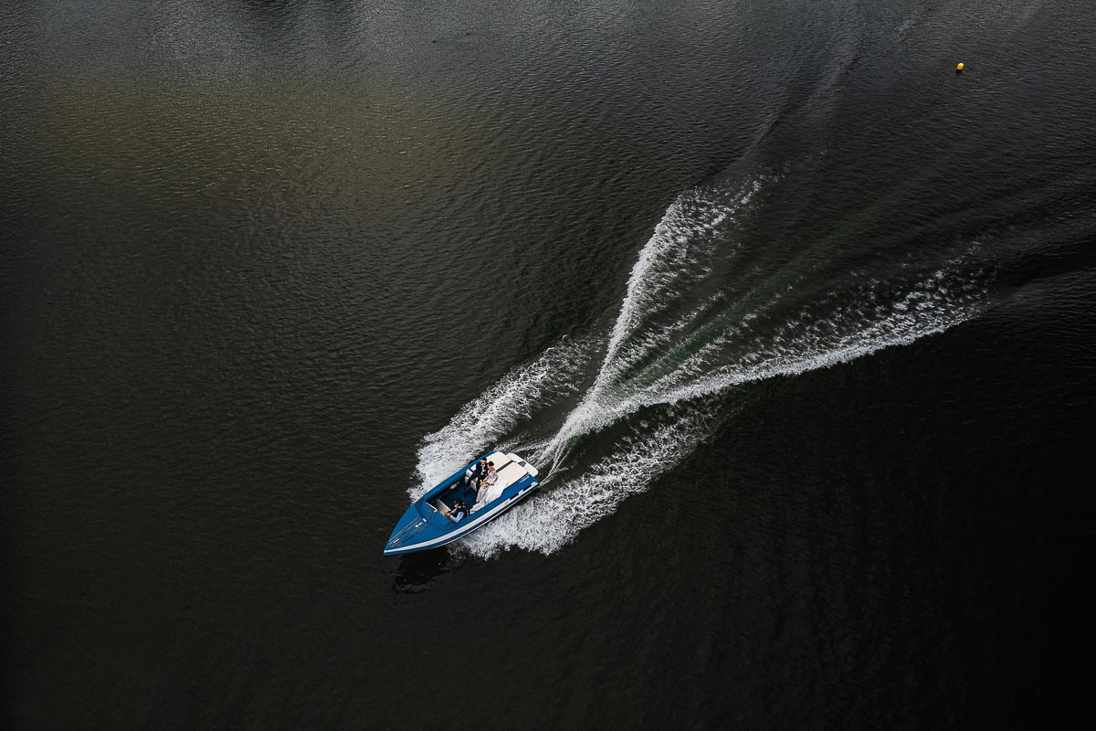 Fotografo Matrimonio Lago di Viverone, Tenuta Variselle. Fotografia di coppia degli sposi. Sposi sul motoscafo. Foto dal drone. Motoscafo con la scia